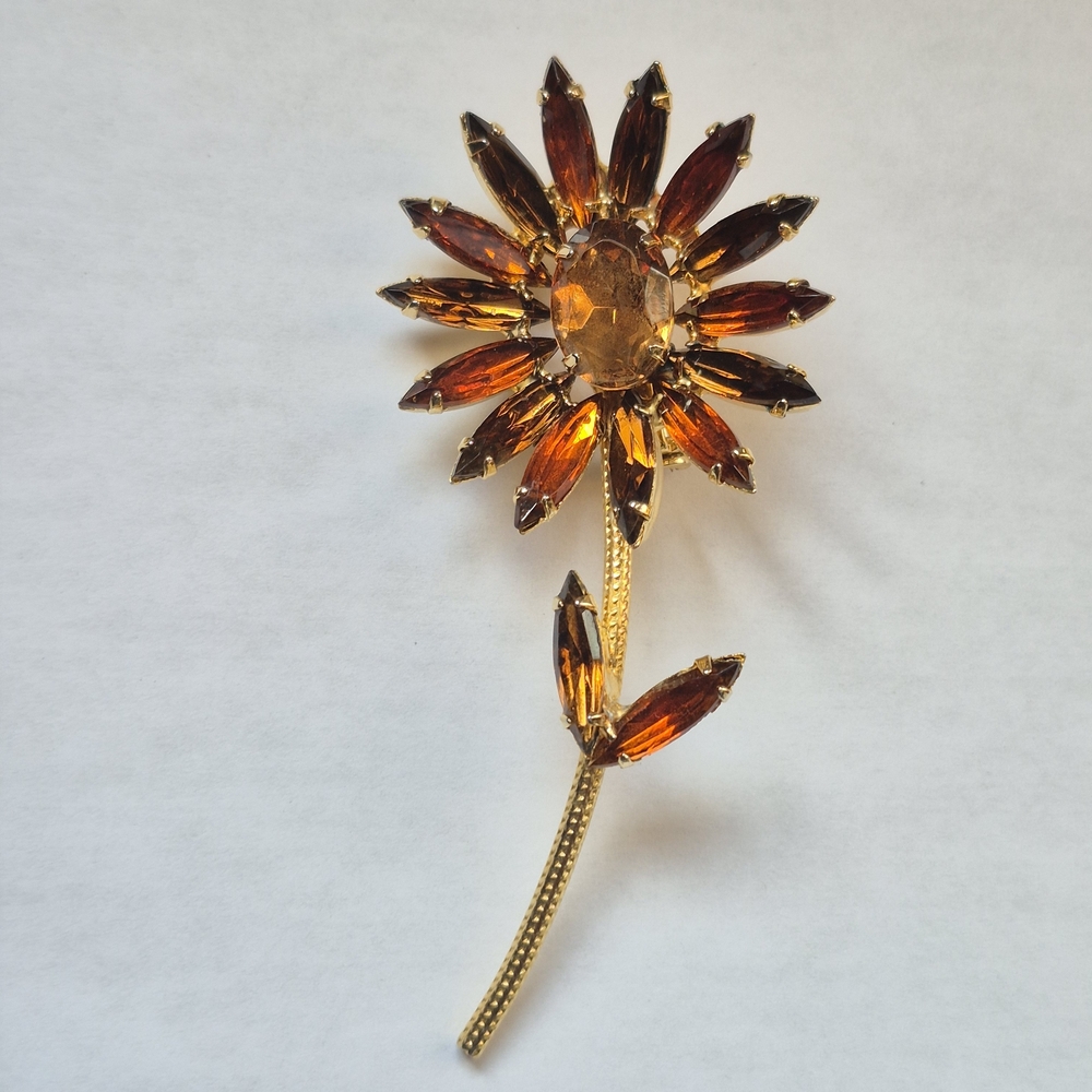 Long-stem flower brooch pin